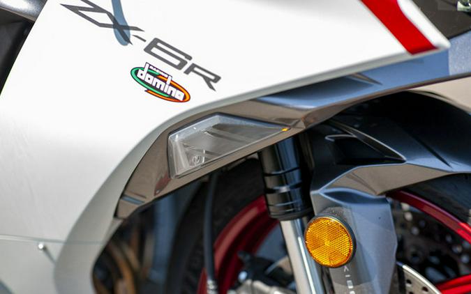2024 Kawasaki Ninja ZX-6R Pearl Robotic White/Metallic Graphit