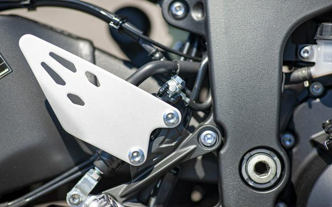 2024 Kawasaki Ninja ZX-6R Pearl Robotic White/Metallic Graphit