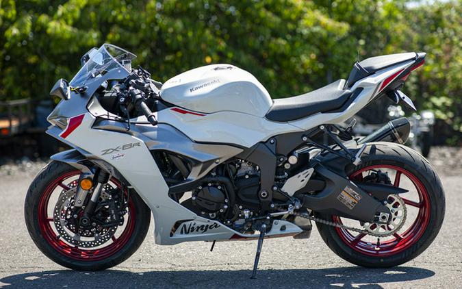 2024 Kawasaki Ninja ZX-6R Pearl Robotic White/Metallic Graphit