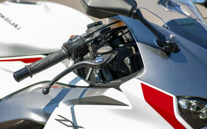 2024 Kawasaki Ninja ZX-6R Pearl Robotic White/Metallic Graphit