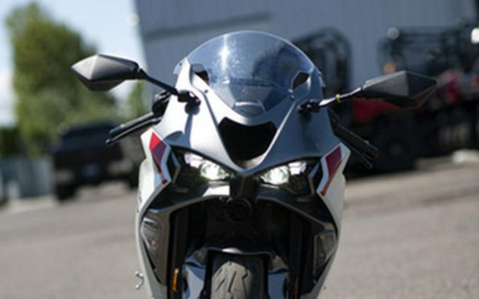 2024 Kawasaki Ninja ZX-6R Pearl Robotic White/Metallic Graphit