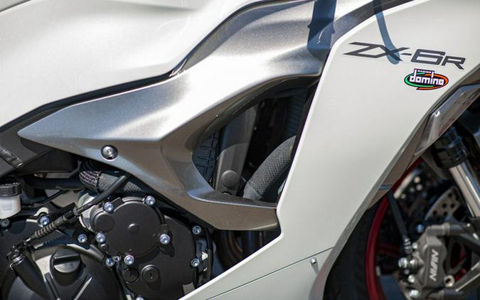 2024 Kawasaki Ninja ZX-6R Pearl Robotic White/Metallic Graphit
