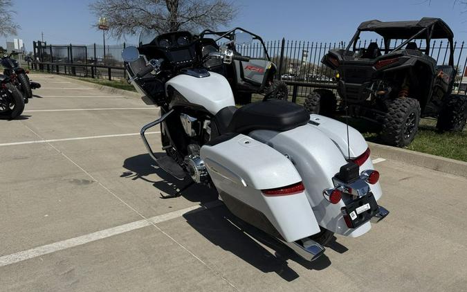 2025 Indian Motorcycle® Challenger® Limited Ghost White Metallic with Black Metallic