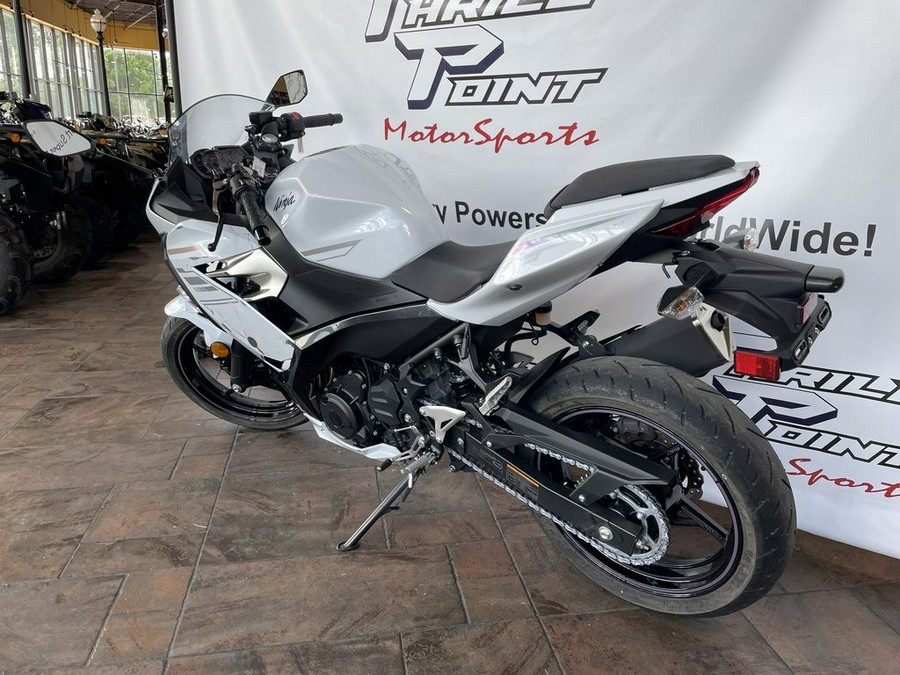 2023 Kawasaki Ninja® 400 Pearl Blizzard White/Metallic Carbon Gray