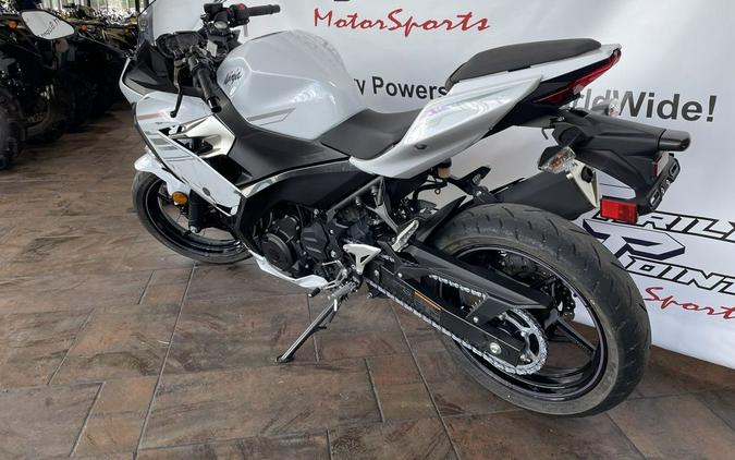 2023 Kawasaki Ninja® 400 Pearl Blizzard White/Metallic Carbon Gray