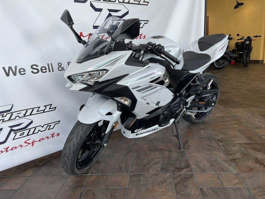 2023 Kawasaki Ninja® 400 Pearl Blizzard White/Metallic Carbon Gray