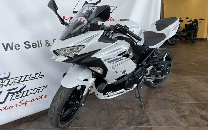 2023 Kawasaki Ninja® 400 Pearl Blizzard White/Metallic Carbon Gray