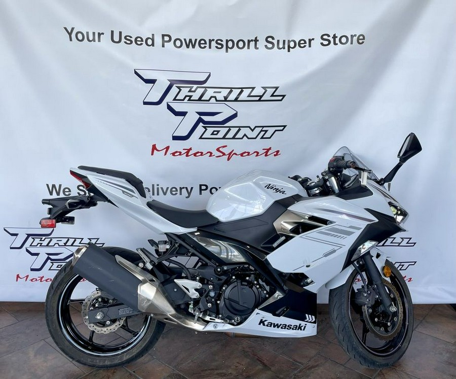 2023 Kawasaki Ninja® 400 Pearl Blizzard White/Metallic Carbon Gray