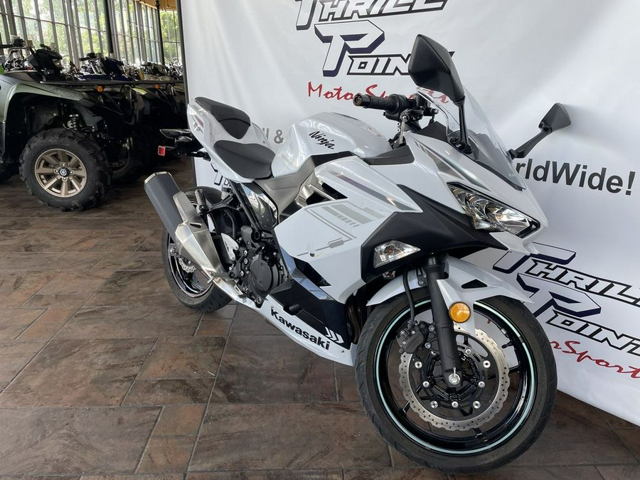 2023 Kawasaki Ninja® 400 Pearl Blizzard White/Metallic Carbon Gray