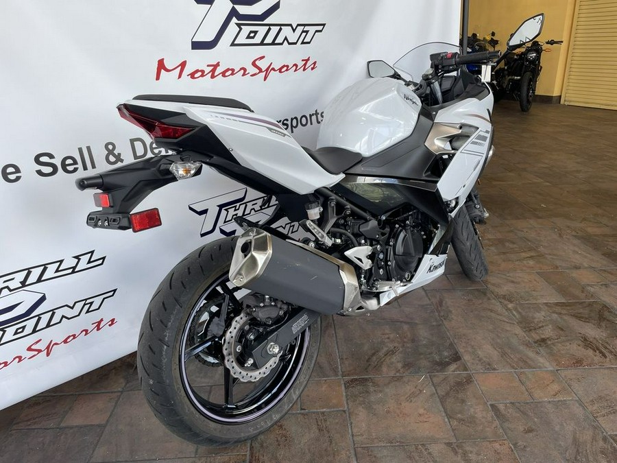 2023 Kawasaki Ninja® 400 Pearl Blizzard White/Metallic Carbon Gray