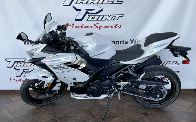 2023 Kawasaki Ninja® 400 Pearl Blizzard White/Metallic Carbon Gray