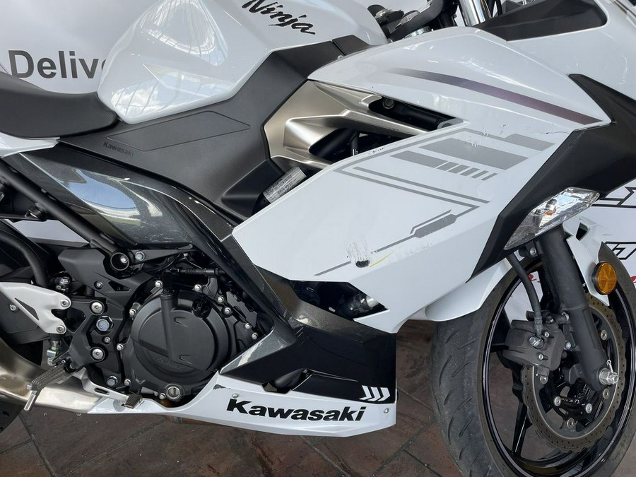 2023 Kawasaki Ninja® 400 Pearl Blizzard White/Metallic Carbon Gray