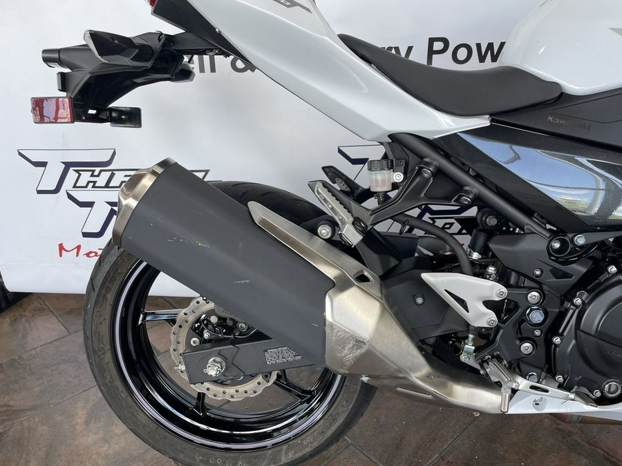 2023 Kawasaki Ninja® 400 Pearl Blizzard White/Metallic Carbon Gray