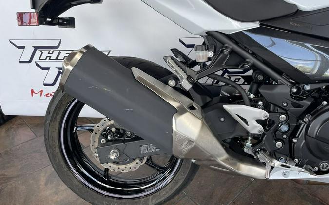 2023 Kawasaki Ninja® 400 Pearl Blizzard White/Metallic Carbon Gray