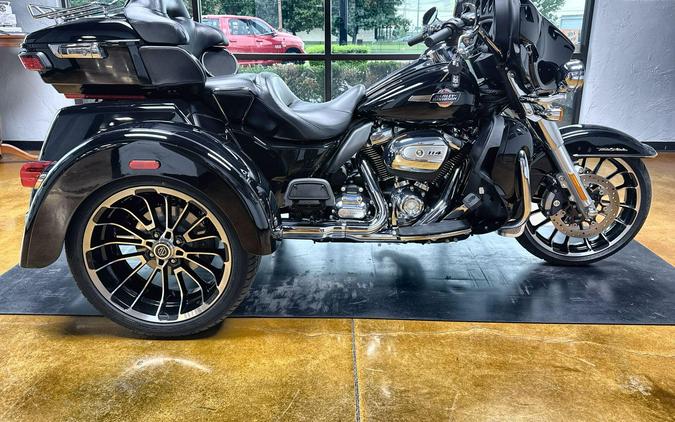2025 Harley-Davidson® Tri Glide® Ultra Vivid Black