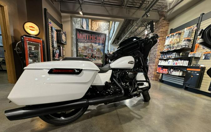 2024 Harley-Davidson Street Glide® White Onyx Pearl - Black Finish