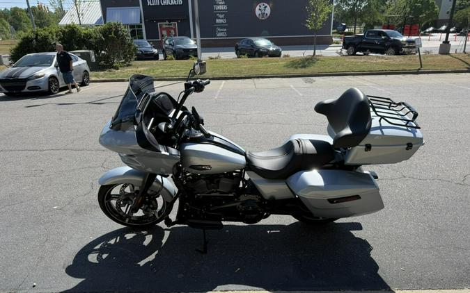 2024 Harley-Davidson® Road Glide® Atlas Silver Metallic - Black Finish