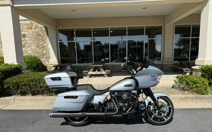 2024 Harley-Davidson® Road Glide® Atlas Silver Metallic - Black Finish