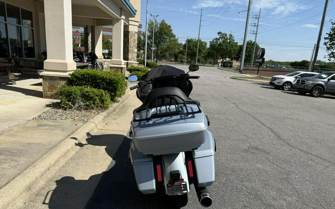 2024 Harley-Davidson® Road Glide® Atlas Silver Metallic - Black Finish