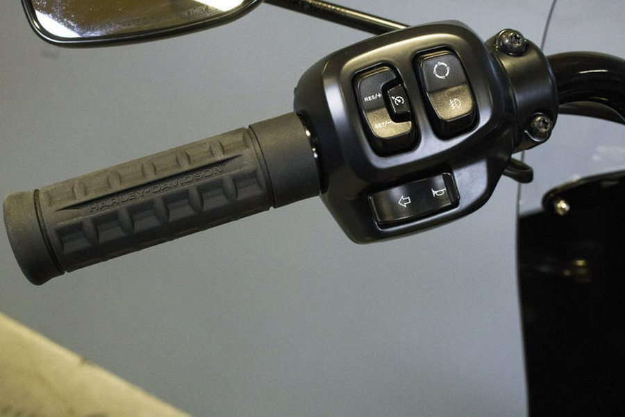 2025 Harley-Davidson® FLHC - Heritage Classic