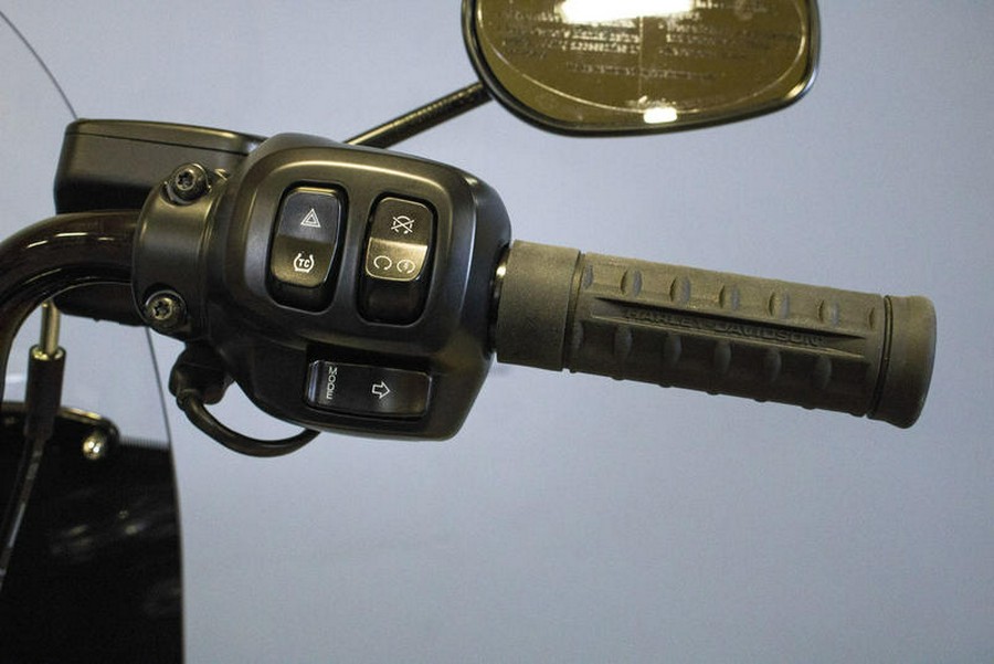 2025 Harley-Davidson® FLHC - Heritage Classic