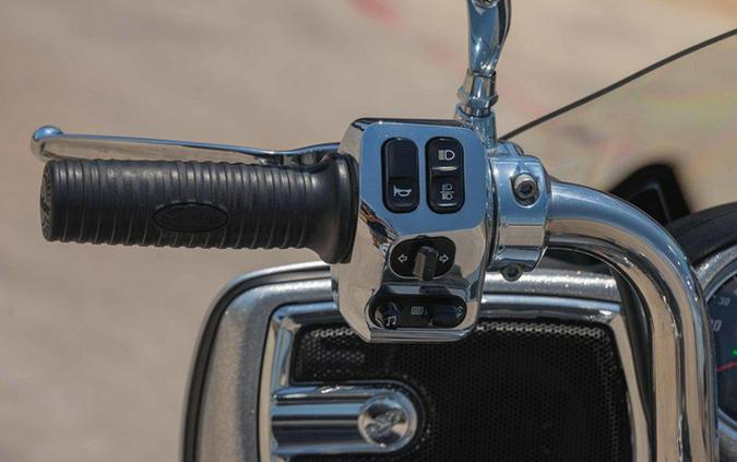 2018 Indian Chieftain Elite Black Hills Silver W/ Marble Acce