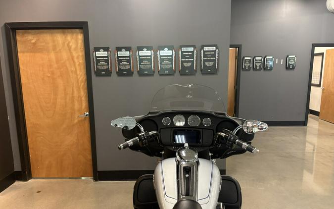 2023 Harley-Davidson® Tri Glide® Ultra Atlas Silver Metallic