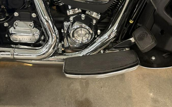 2023 Harley-Davidson® Tri Glide® Ultra Atlas Silver Metallic