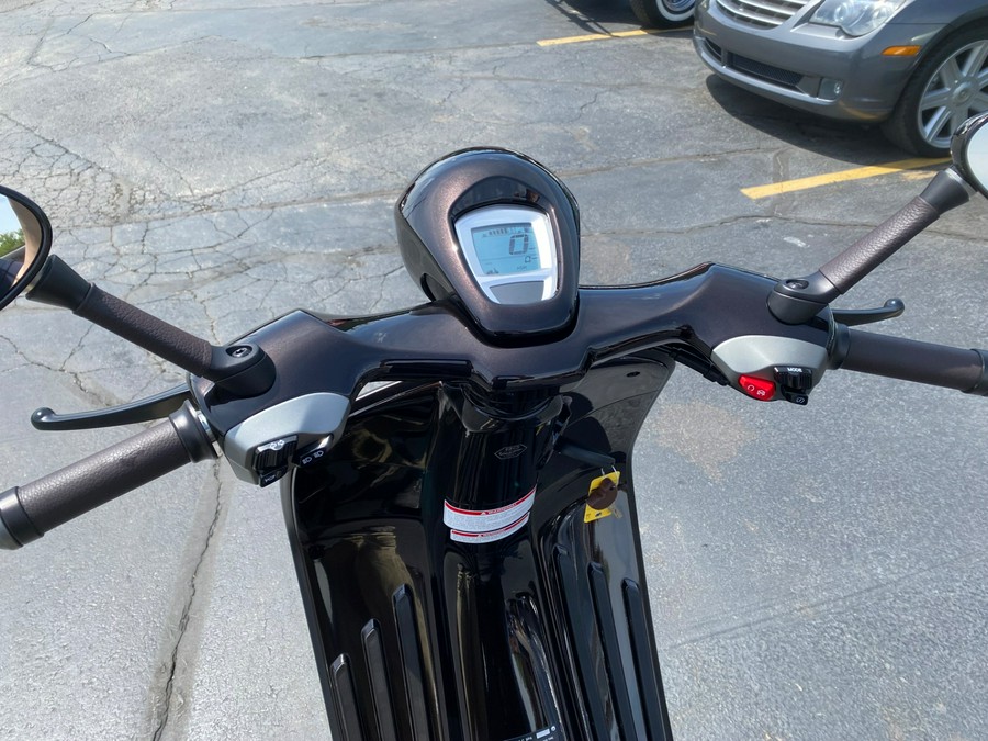 2026 Vespa 946 Horse Edition