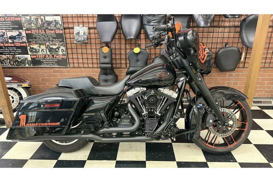 2013 Harley-Davidson® FLHX