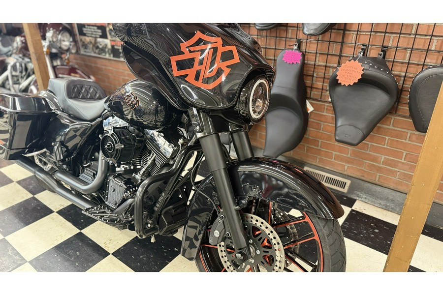 2013 Harley-Davidson® FLHX