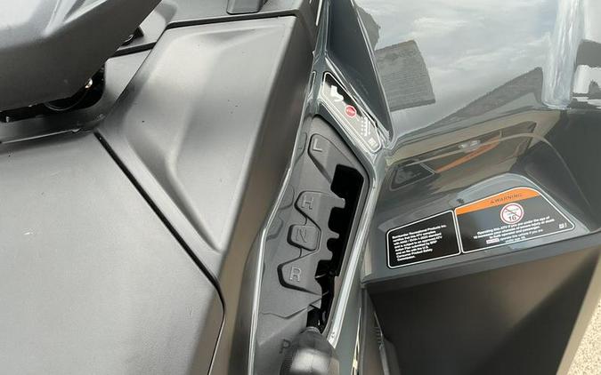 2027 Can-Am® Outlander MAX XT 1000 7.6 in.