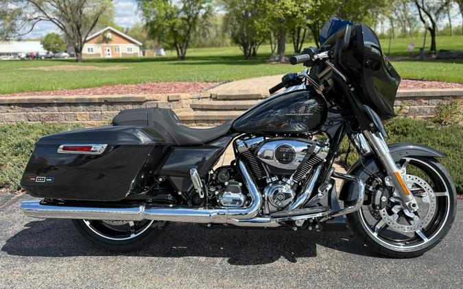 2026 Harley-Davidson® Street Glide® Midnight Ember Chrome Trim