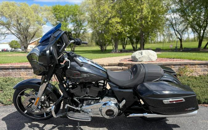 2026 Harley-Davidson® Street Glide® Midnight Ember Chrome Trim