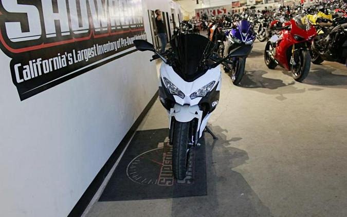 2023 Kawasaki Ninja® 400 Pearl Blizzard White/Metallic Carbon Gray