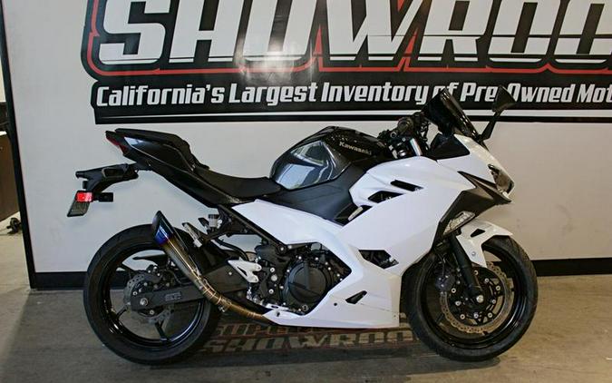 2023 Kawasaki Ninja® 400 Pearl Blizzard White/Metallic Carbon Gray