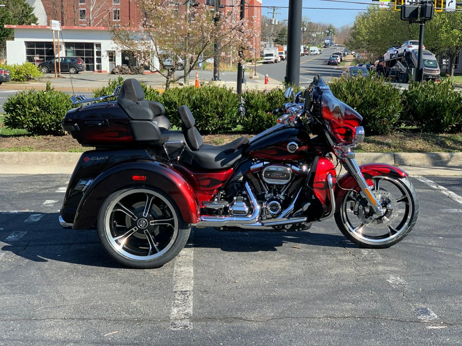 2022 Harley-Davidson CVO™ Tri Glide Dante’s Red Fade