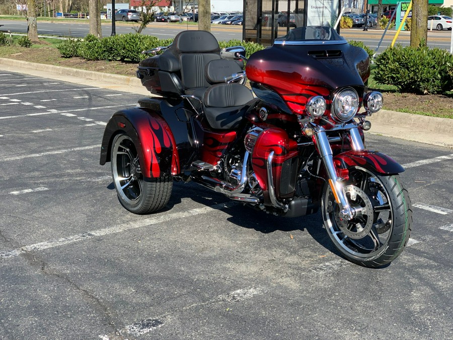 2022 Harley-Davidson CVO™ Tri Glide Dante’s Red Fade