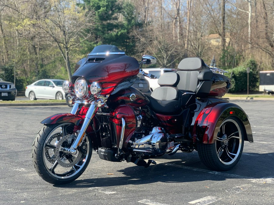 2022 Harley-Davidson CVO™ Tri Glide Dante’s Red Fade