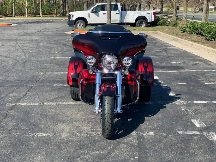 2022 Harley-Davidson CVO™ Tri Glide Dante’s Red Fade