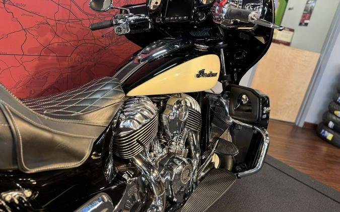 2017 Indian Motorcycle® Roadmaster® Thunder Black Over Ivory Cream