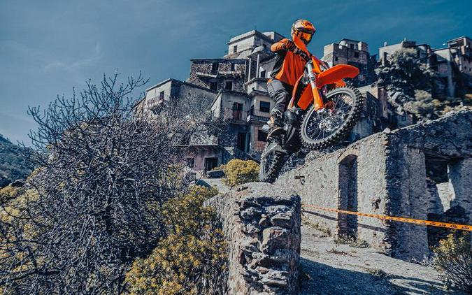 FIRST LOOK! KTM INTRODUCES 2024 KTM 300XC-W HARD-ENDURO MODEL