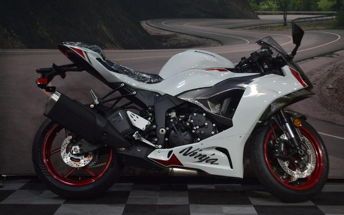 2024 Kawasaki Ninja® ZX™-6R Pearl Robotic White/Metallic Graphite Gray