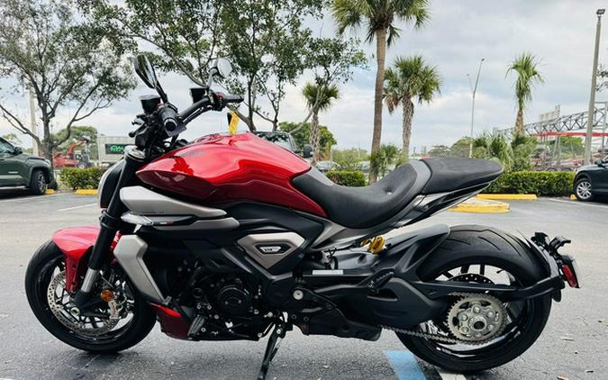 2026 Ducati XDiavel V4 Burning Red