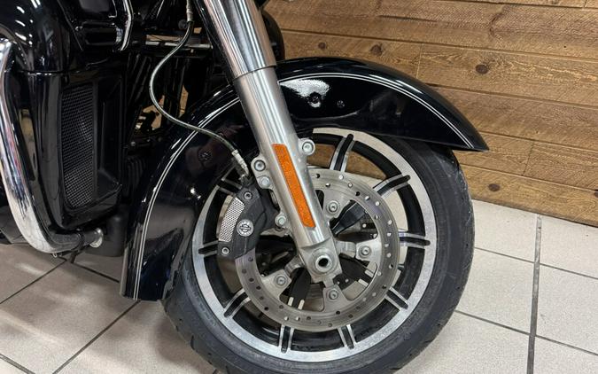 2017 Harley-Davidson® Road Glide® Ultra Vivid Black FLTRU