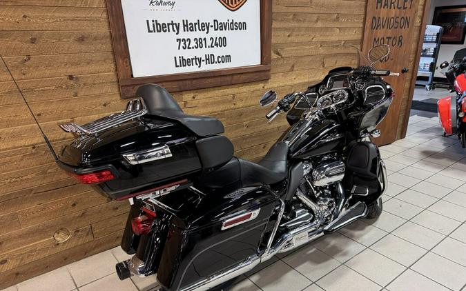 2017 Harley-Davidson® Road Glide® Ultra Vivid Black FLTRU
