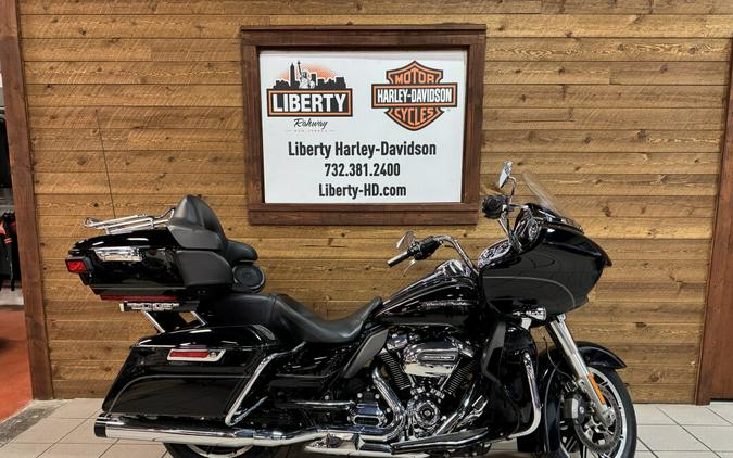 2017 Harley-Davidson® Road Glide® Ultra Vivid Black FLTRU