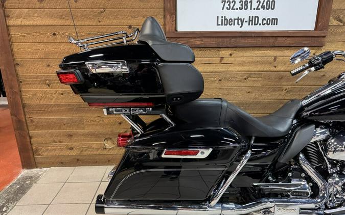 2017 Harley-Davidson® Road Glide® Ultra Vivid Black FLTRU