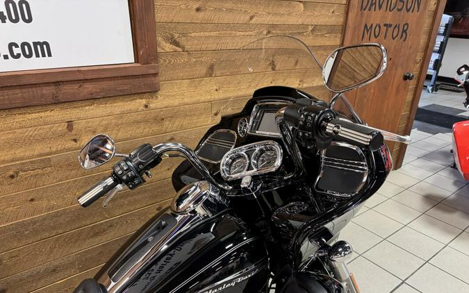 2017 Harley-Davidson® Road Glide® Ultra Vivid Black FLTRU