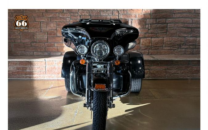 2011 Harley-Davidson® Tri Glide™ Ultra Classic® BLACK W/PINSTRIPE